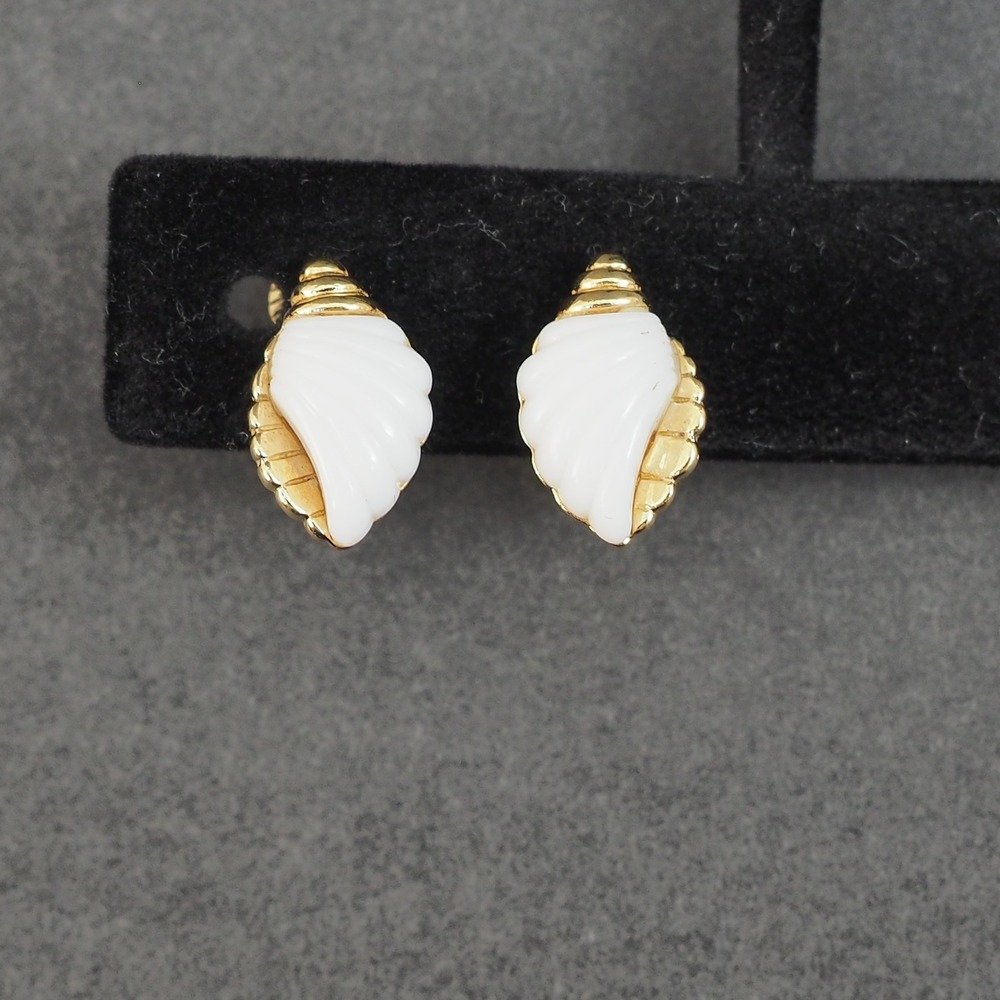 Avon Sea Swirls Clip On Earrings 1985 Gold Tone White Plastic Shell Vintage